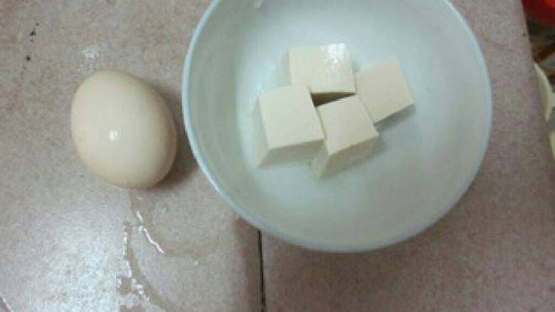宝宝铺食~豆腐蛋黄泥,鸡蛋1只,<a style='color:red;display:inline-block;' href='/shicai/ 465'>豆腐</a>4小块。