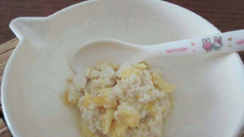 宝宝铺食~豆腐蛋黄泥, 盛入碗中即可喂给宝宝食用。