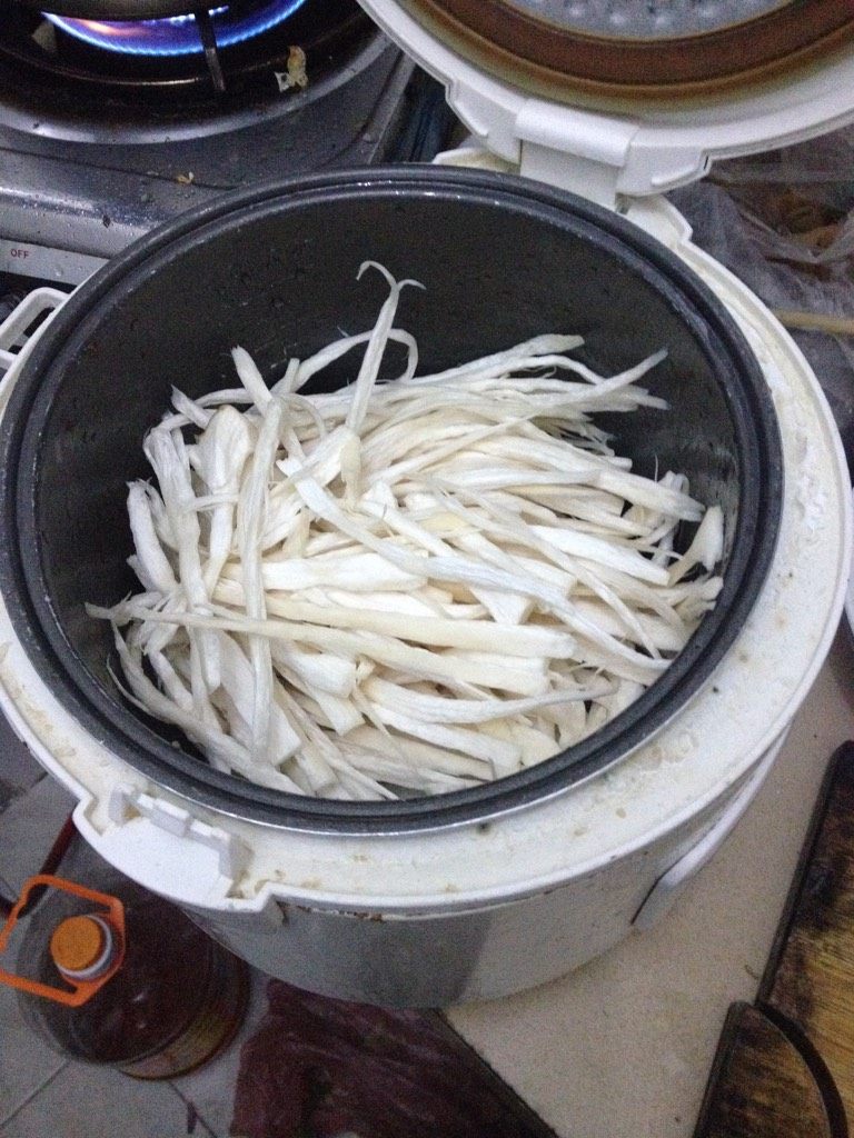 香芹杏鲍菇,电饭煲锅内放适量油 按煮饭档 待油热后下入杏鲍菇翻匀 盖盖七分左右
