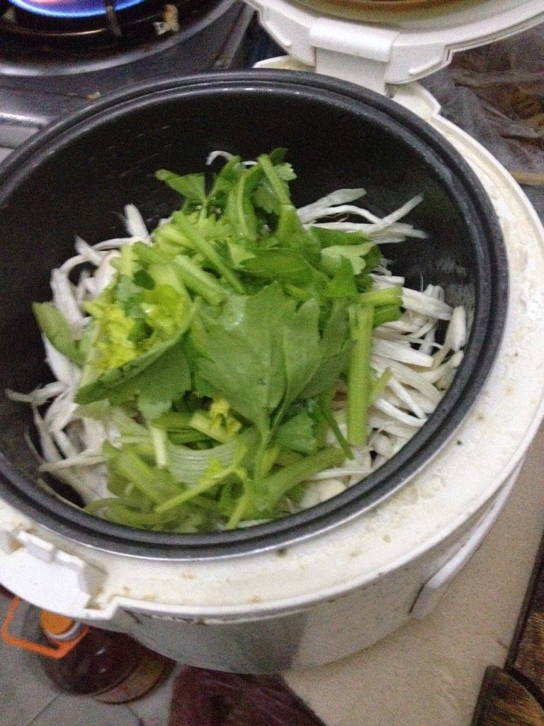 香芹杏鲍菇,下入香芹 加适量盐 一小勺生抽 搅拌均匀 盖盖三分种即可出锅 出锅前最稍翻一下菜