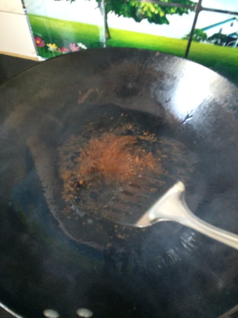 红烧小羊排,如图边炒边搅拌,糖融化起泡泡