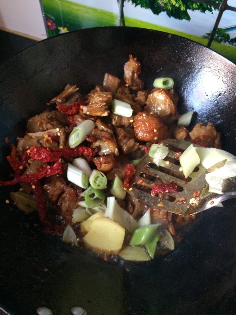 红烧小羊排,如图待羊肉中的油脂炒出后加葱姜辣椒段,一颗八角,二十粒左右的花椒,一颗丁香,两片香叶,一小块儿桂皮煸炒出香味
