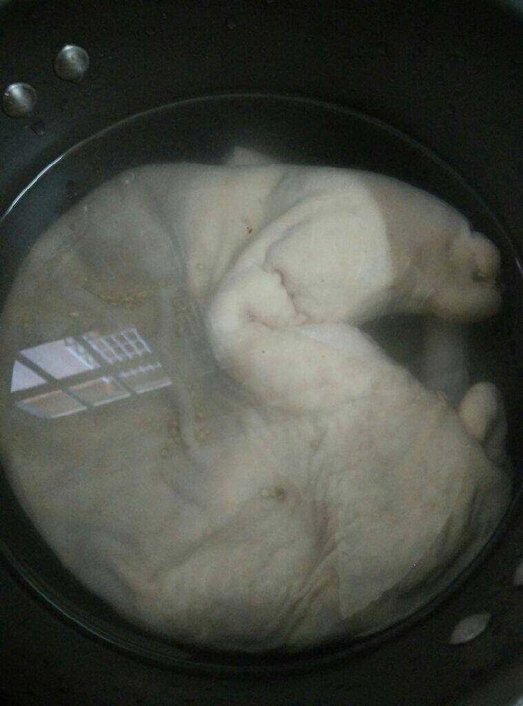 养胃咸菜猪肚汤,猪肚放压力锅置入清水,水量以把猪肚压实水位高出5-10厘米为准,但还是要取决于猪肚的大小!