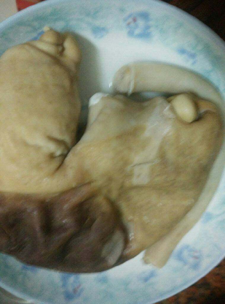 养胃咸菜猪肚汤,煮好后取出猪肚,(取出前要小心的倒出猪肚里边的小心烫伤!也让胡椒顺着汤汁一起流出)