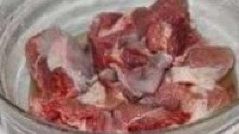 孜然羊肉,<a style='color:red;display:inline-block;' href='/shicai/ 329'>羊肉</a>洗干净,切成大小相小粒,大约长宽1cm就好