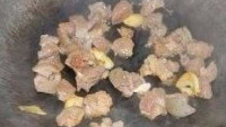孜然羊肉,锅热油大约7成热,倒入羊肉大火爆炒