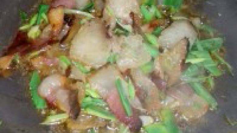 青蒜炒肉,下入切好的蒜段翻炒几下。