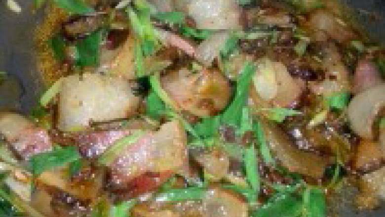 青蒜炒肉,再加一丁点的<a style='color:red;display:inline-block;' href='/shicai/ 694'>豆豉</a>翻炒几下加入<a style='color:red;display:inline-block;' href='/shicai/ 756'>鸡精</a>，出锅。