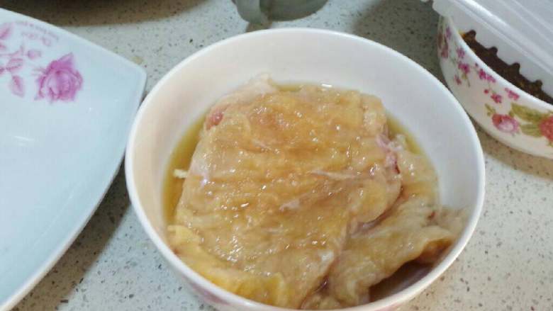 咖喱鸡排饭,将<a style='color:red;display:inline-block;' href='/shicai/ 101'>鸡胸肉</a>洗净,用刀背拍打后,加入料酒,盐腌制20分钟