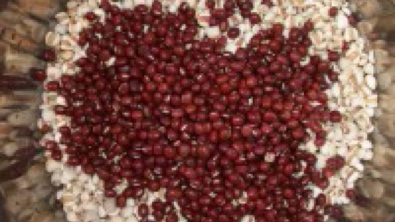 薏米红豆粥,配置适量<a style='color:red;display:inline-block;' href='/shicai/ 494'>薏米</a>、<a style='color:red;display:inline-block;' href='/shicai/ 3607'>红豆</a>。薏仁米，是常用的中药．又是普遍、常吃的食物，性味甘淡微寒，有利水消肿、健脾去湿、舒筋除痹、清热排脓等功效，为常用的利水渗湿药。