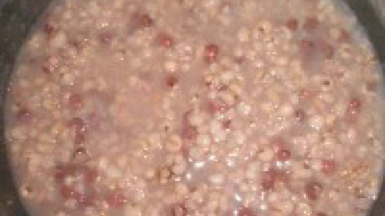 薏米红豆粥,.电饭锅熬粥比较方便，放好水，红豆薏米放里面，只等成熟。