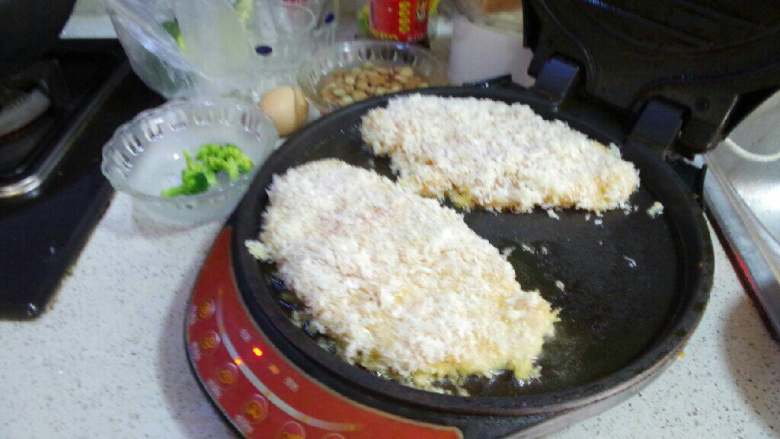 咖喱鸡排饭,鸡排腌好后,裹好鸡蛋,再裹上面包糠,我用的是电饼铛~比较省油~放上炸至金黄~