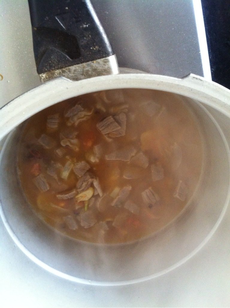 西红柿炖牛腩,把牛肉和汤倒入高压锅上汽后转小火炖三十分钟,