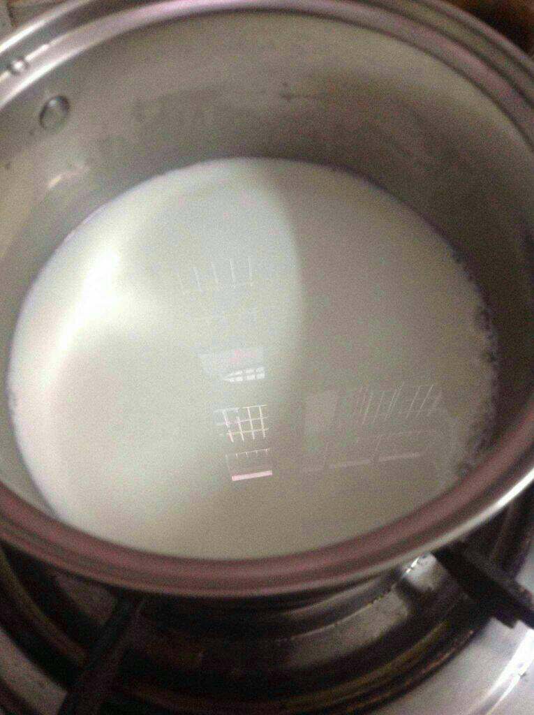 燕麦馒头,牛奶加温,不可滚浮!加温即可