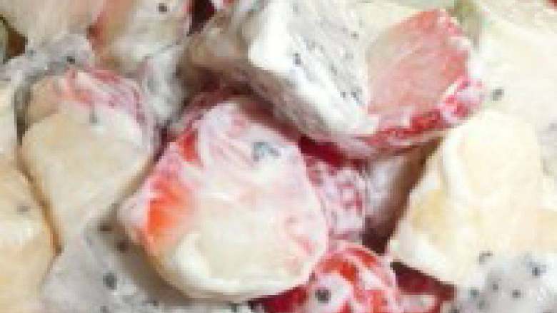 水果沙拉,.洗完后把水果切成小块，摆放好后，再加上<a style='color:red;display:inline-block;' href='/shicai/ 4856'>沙拉酱</a>