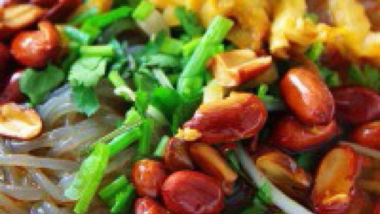 自制酸辣粉,烫好的红薯粉装进汤料碗,烫点<a style='color:red;display:inline-block;' href='/shicai/ 120'>豆芽</a>,铺上乌江榨菜,花生 香菜末和葱末就可以开动了。