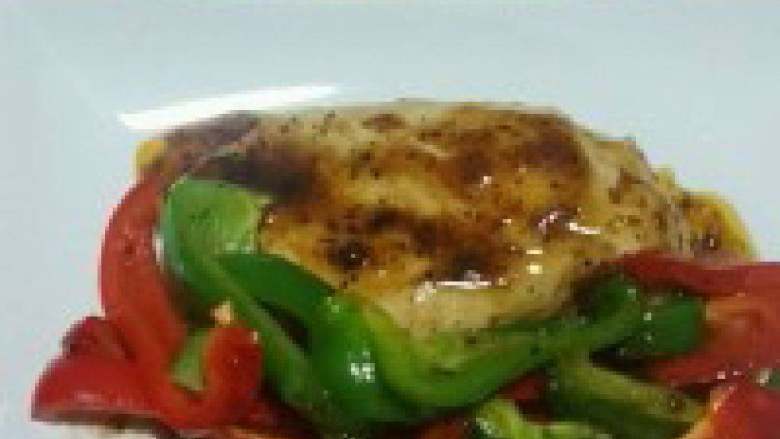 黑胡椒鸡胸肉,在锅里放少许油, 将鸡肉煮2分钟上色。 加<a style='color:red;display:inline-block;' href='/shicai/ 134333'>黑胡椒</a>酱,煮6分钟。 最候加入青红椒,不需煮太久。这样蔬菜才会爽脆。