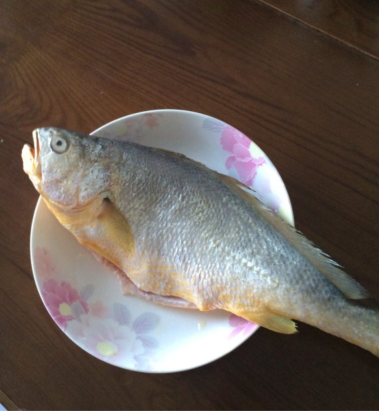 红烧大黄花鱼,把鱼洗净,控干水份