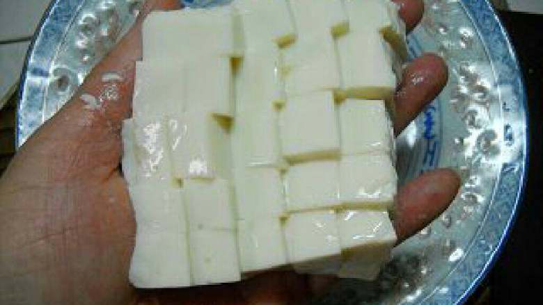 凉拌皮蛋豆腐,豆腐用开水冲一下,切小块。