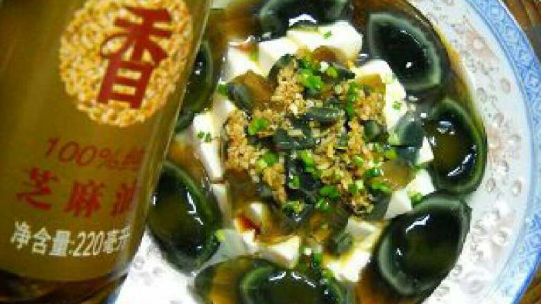 凉拌皮蛋豆腐,最后淋上芝麻油;吃时拌匀。