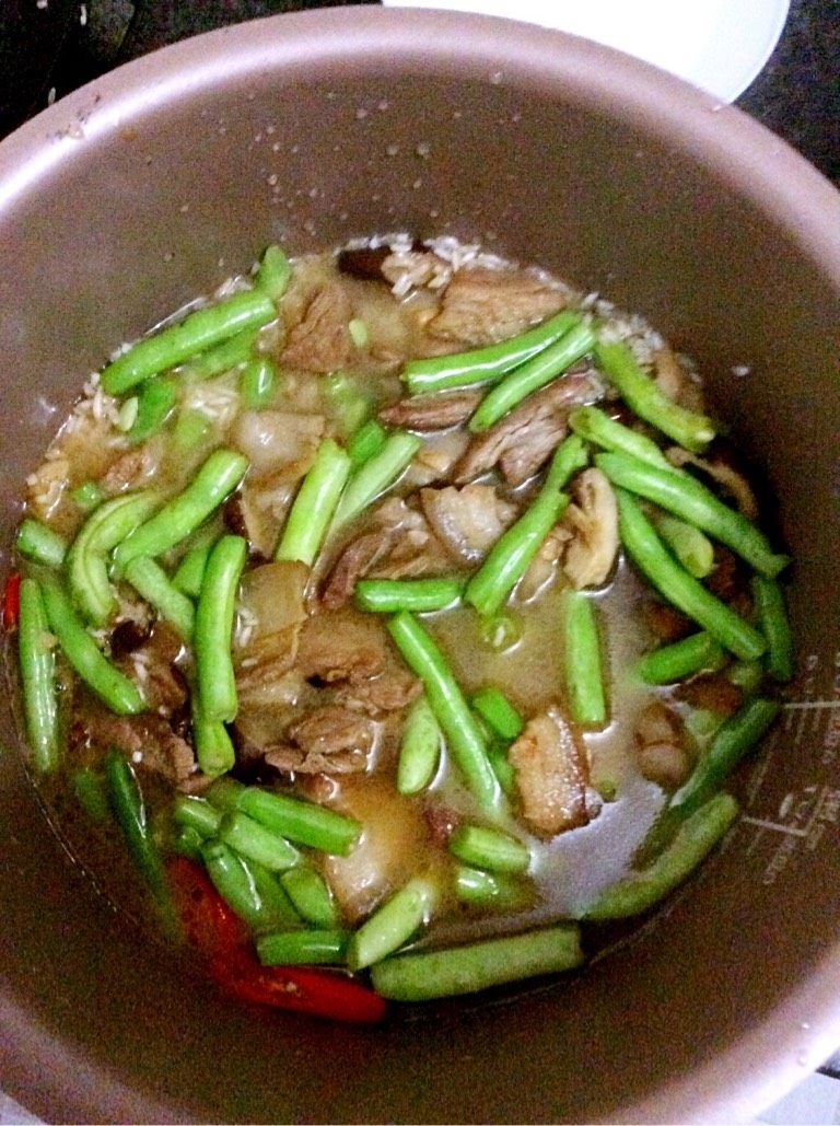 四季豆咸饭,倒入锅中弄平,然后水位刚好莫过,不要太多哦。不然会太烂。