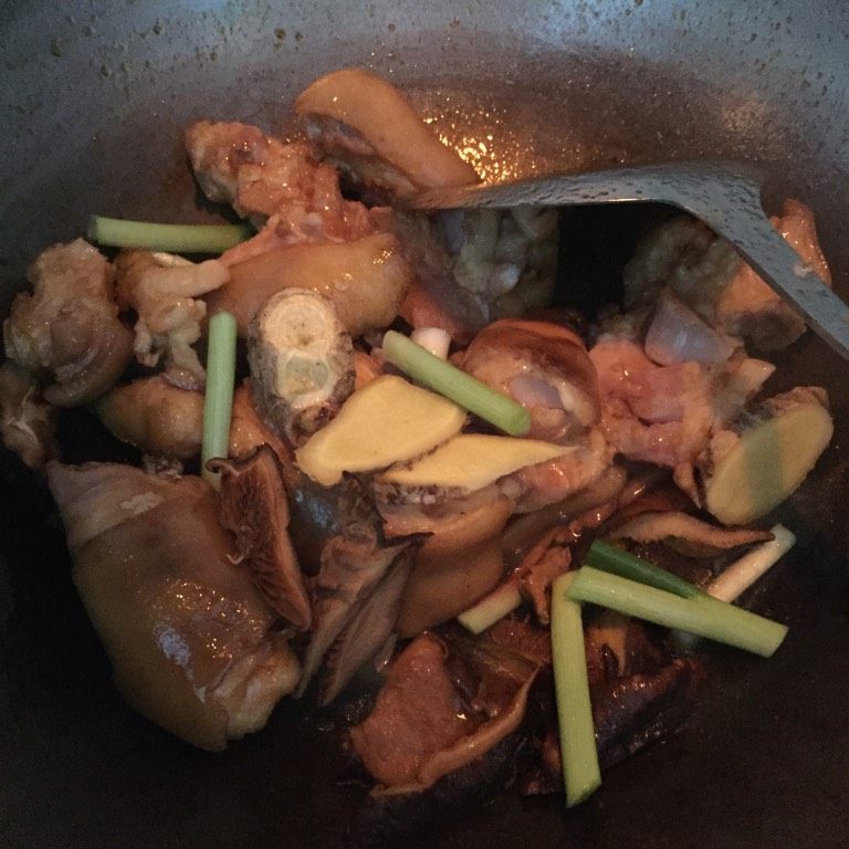 猪脚笋干煲,再加入葱姜香菇翻炒,