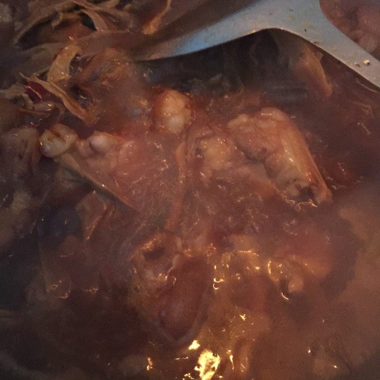猪脚笋干煲,加入足量的开水,开后加入泡好的笋干