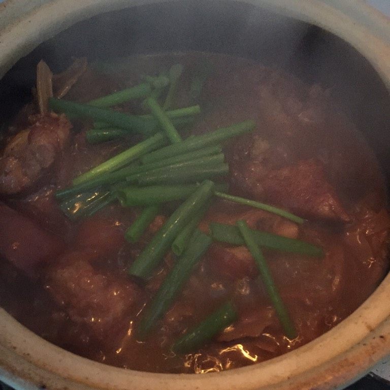 猪脚笋干煲,大火烧开后转小火慢炖一个半小时,猪脚酥烂后加入葱段