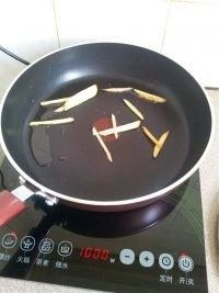 土豆焖排骨,坐锅烧热下油爆香姜丝。