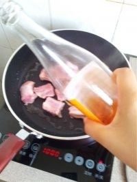 土豆焖排骨,接着加适量的料酒去腥。