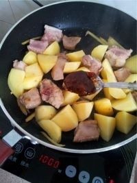 土豆焖排骨,加黄豆酱2勺。