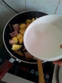 土豆焖排骨,加一碗清水。