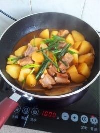 土豆焖排骨,起锅的时候撒下葱段。