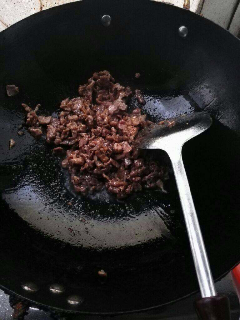 平菇炒肉,锅里热油下入肉肉翻炒变色起锅