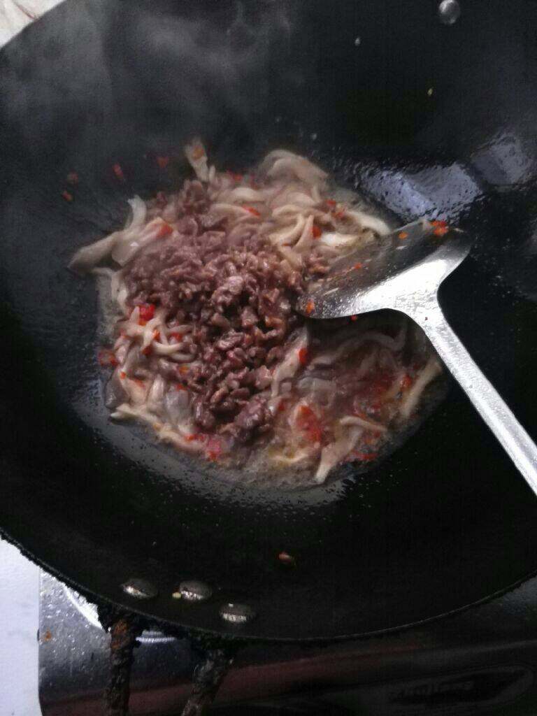 平菇炒肉,加入炒好的肉一起翻炒