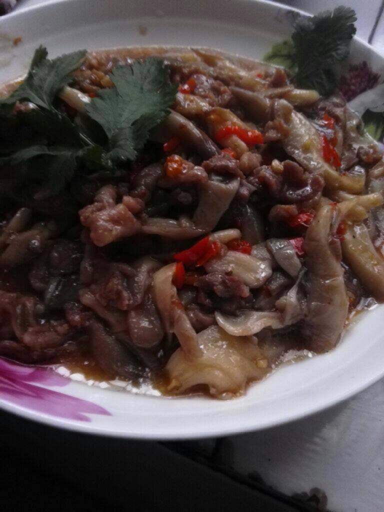 平菇炒肉,加点耗油翻炒匀起锅