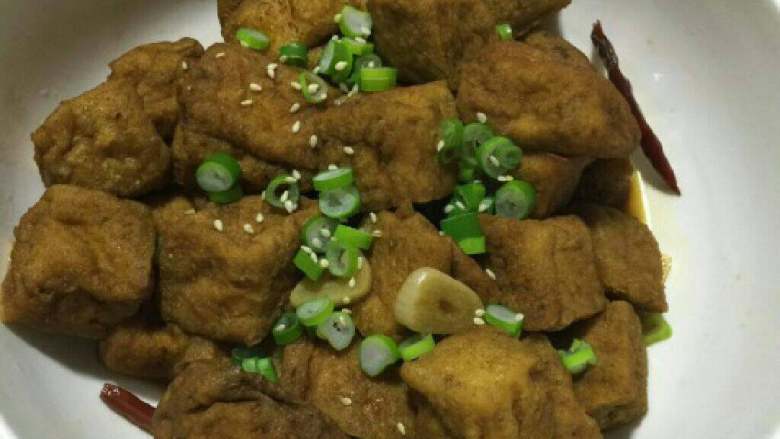 可乐豆腐,撒入葱花即可。