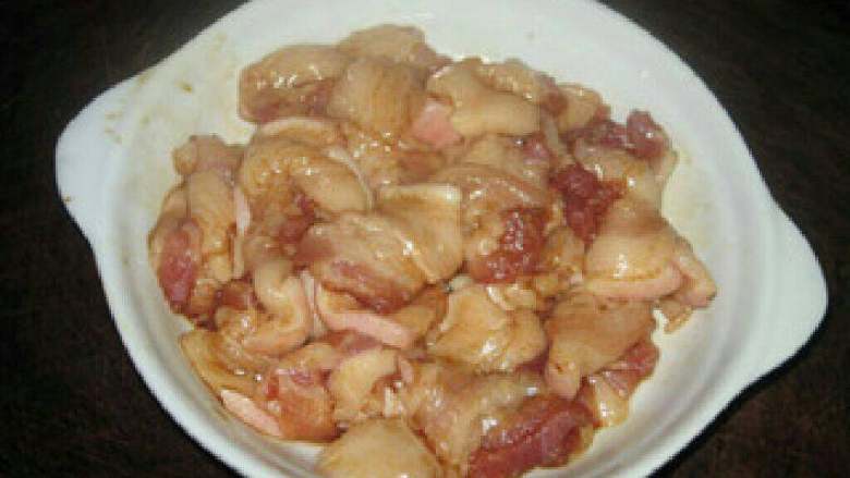 辣椒炒肉, 将五花肉切片,用<a style='color:red;display:inline-block;' href='/shicai/ 788'>生抽</a>将肉腌制一会儿。