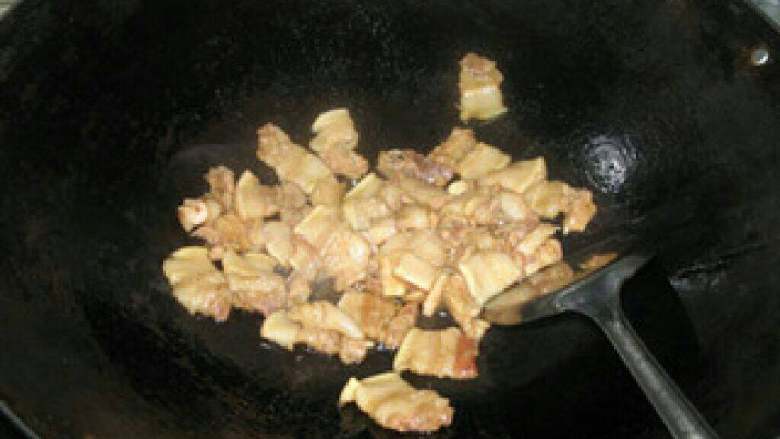 辣椒炒肉, 起油锅,下五花肉煸香并出出油。