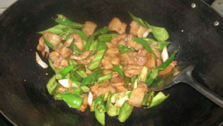 辣椒炒肉,等到辣椒炒至表皮有点快糊的时候,下肉一起炒匀。