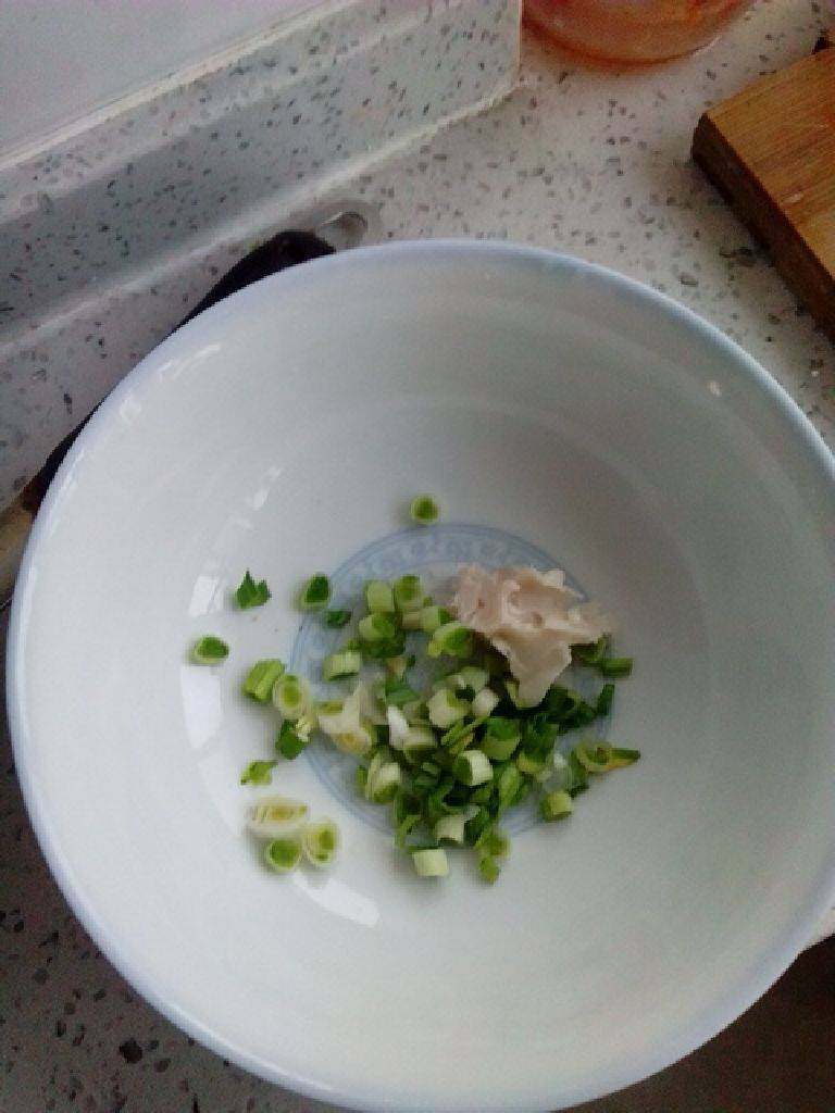 鸡蛋火腿肠菜面（小宝贝的最爱）,蒜叶切碎放碗面，加小块猪油后待面条出锅！