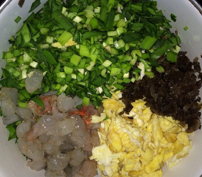 三鲜水饺,将鸡蛋炒熟(多加油,和馅更香);韭菜切末;木耳切末;虾仁切成4~5段,不要剁成虾泥
