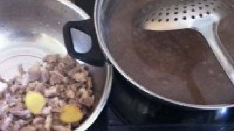 清炖羊肉汤,锅中加水烧开以后将切好的肉片放入锅中焯一下,顺便加两片姜,去腥。