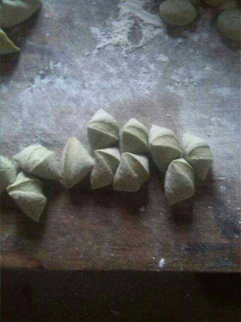 柳叶饺子,发好的面搓长条,切小段分成小挤子
