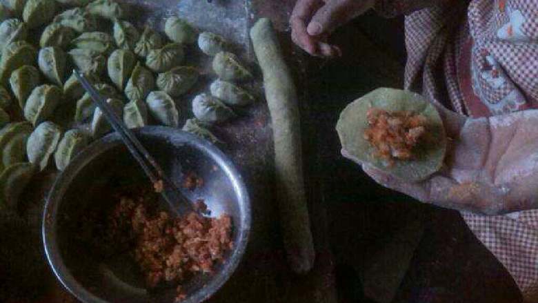 柳叶饺子,拿面皮装好馅料后用中指把面皮按向馅料方向。
用手捏挤,然后用大姆指和食指托起两旁的面皮,只其形成W形。