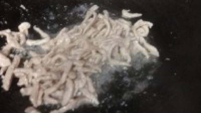 京酱肉丝,.锅内冷油，下猪肉丝翻炒至变色，捞出备用