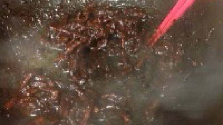 京酱肉丝,用筷子搅拌，使肉丝均匀裹上面酱即可