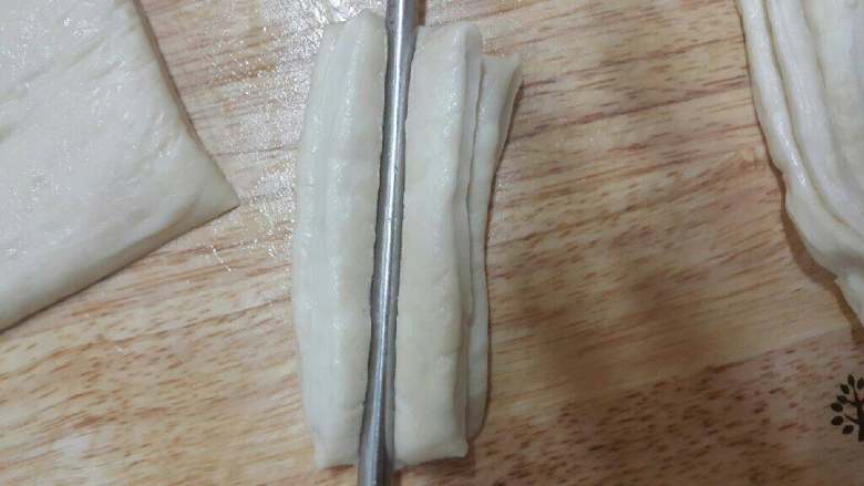油条,切成宽度相等的长条,两片落一起筷子在中间按压。