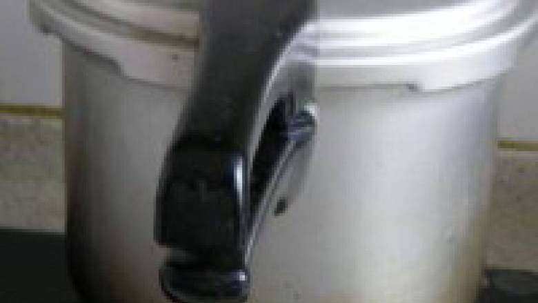 黄豆炖猪蹄,换高压锅,气压上来后,中大火煮十分钟,气散后不着急打开,焖十分钟左右即可开盖,再开大火收收汁,就很好吃了。