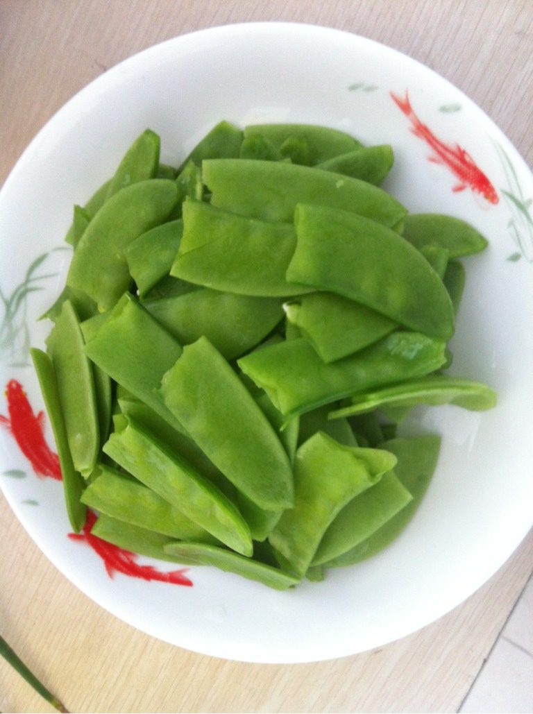 广式香肠炒荷兰豆,2.荷兰豆洗干净,撕成两半,